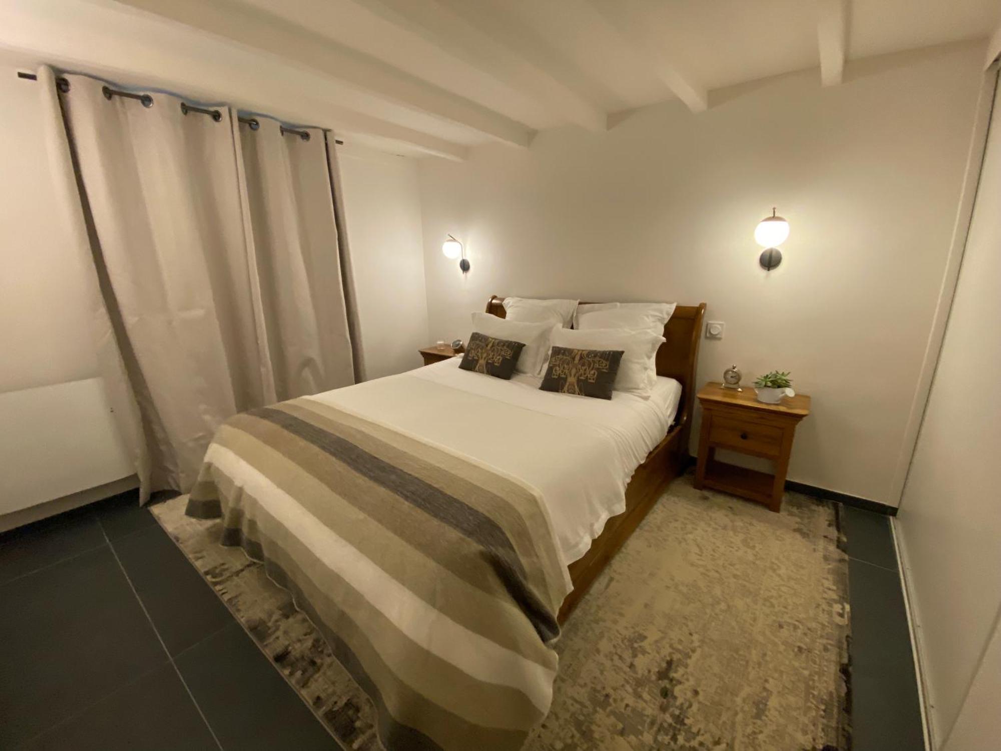 Appartement Avec Piscine Privee Dans Residence Pour 6 Personnes อูเซส ภายนอก รูปภาพ